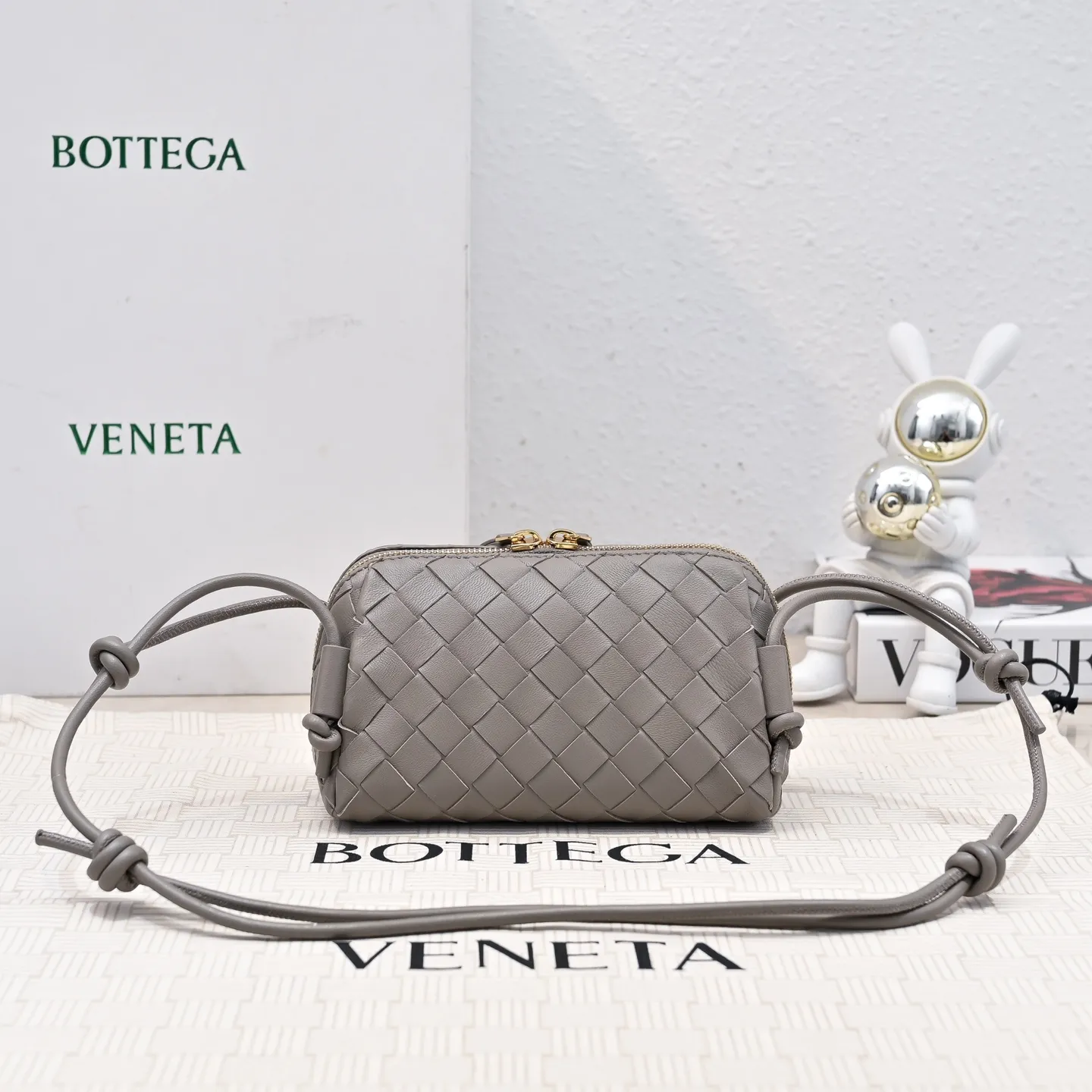 Batch 1260 #Bv The new Concert pouch is the most beautiful and practical mini bag I have ever seen 🎈 The bag body adopts the classic lntrecciato weaving process✅ It is equipped with a leather double-headed zipper, the opening is wide, easy to take and put, the shoulder strap knot can be slid to adjust the length freely, that is, 🉑️crossbody/underarm, and can be used as a clutch bag. Small body, large capacity, so practical! The key is that it is extremely versatile! Come and buy this small, exquisite, beautiful and versatile bag 👍 Model: 4258 Size: 18.5*11.5*8.5